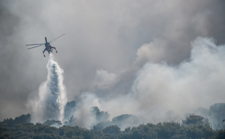 Διπλό πύρινο μέτωπο στην Αττική: Μάχη για να μη φτάσει η φωτιά στο χωριό Βίλια &#8211; Σε δύο σημεία η πυρκαγιά στην Κερατέα
