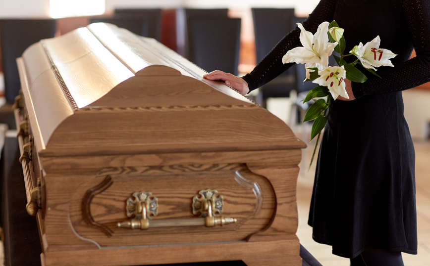 Πέθανε ο άντρας της εδώ και 20 μήνες δεν έχει πάρει τα έξοδα ταφής