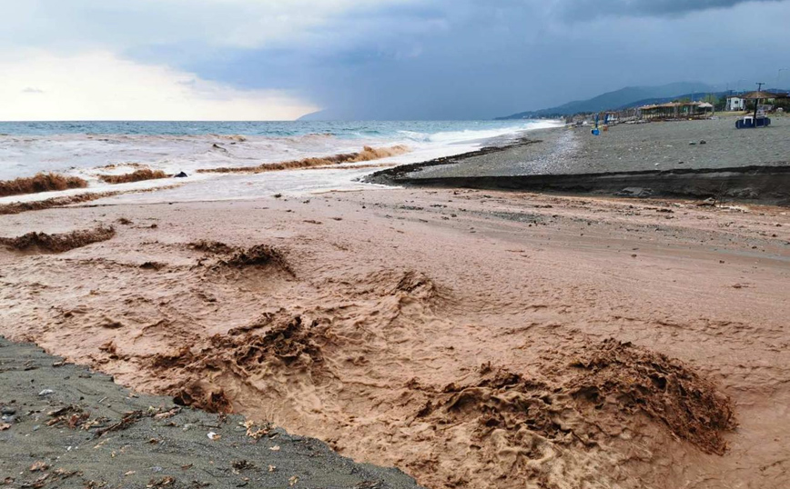 Άνοιξαν οι ουρανοί στα παράλια της Λάρισας – Δείτε φωτογραφίες και βίντεο