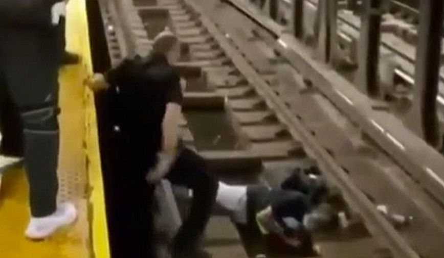 Δραματικές στιγμές σε σταθμό του μετρό στη Νέα Υόρκη: Άντρας λιποθύμησε και έπεσε στις ράγες