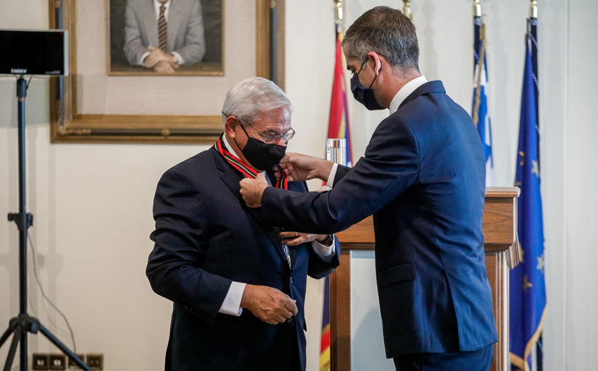 Κώστας Μπακογιάννης: Έδωσε στον Ρόμπερτ Μενέντεζ το Μετάλλιο της Πόλεως των Αθηνών