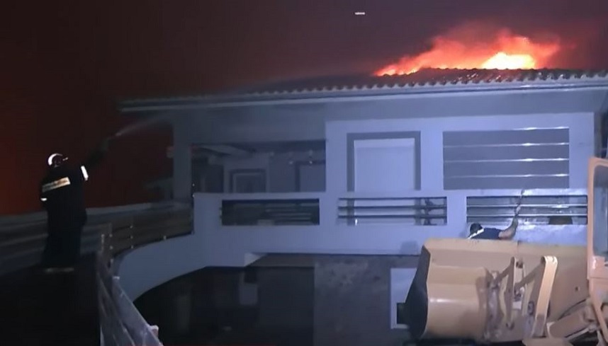 Φωτιά στην Εύβοια: Εφιαλτική νύχτα στον Μυρτιά – Καίγονται σπίτια