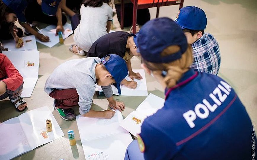 Ιταλία: Άνδρες και γυναίκες της ιταλικής αστυνομίας παίζουν με παιδιά που έφτασαν από το Αφγανιστάν