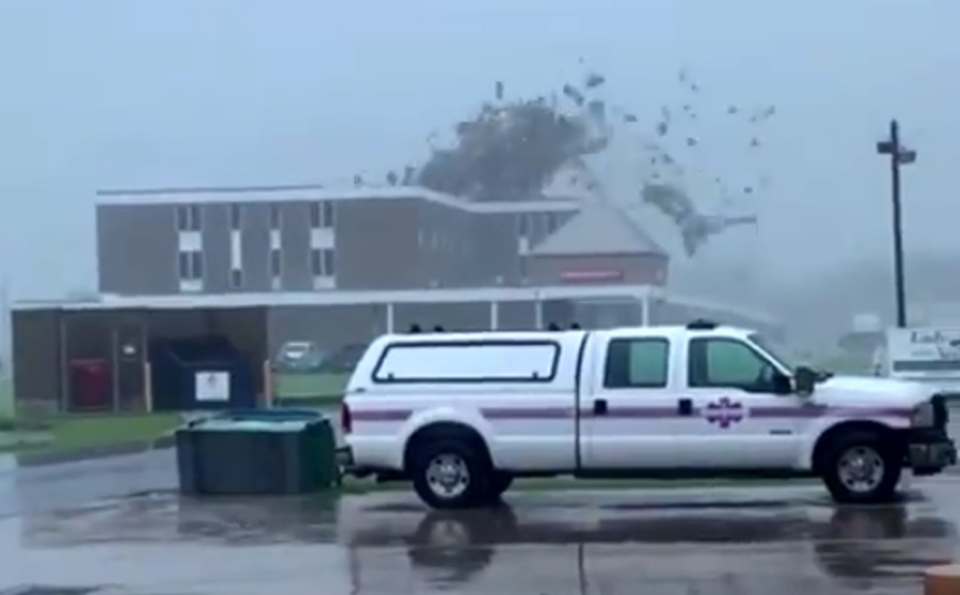 Τρομακτικό βίντεο με τη στιγμή που ο τυφώνας Άιντα ξηλώνει οροφή νοσοκομείου