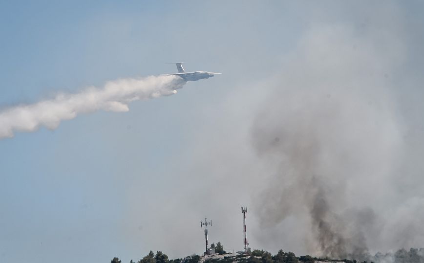 Παρ’ ολίγον τραγωδία στα Βίλια με το ρωσικό Ιλιούσιν: Κόντεψε να συγκρουστεί με ελληνικό ελικόπτερο