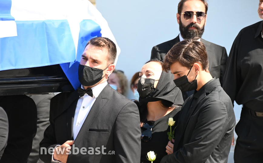 Άκης Τσοχατζόπουλος: Στην τελευταία του κατοικία υπό τους ήχους του ύμνου του ΠΑΣΟΚ