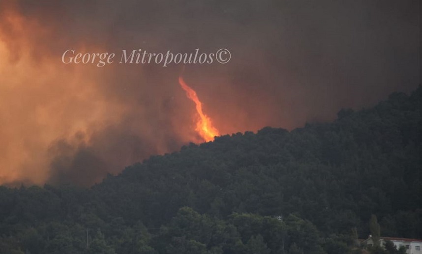 Φωτιά στην Αττική: Η φωτογραφία με τον στρόβιλο φωτιάς στις Αφίδνες