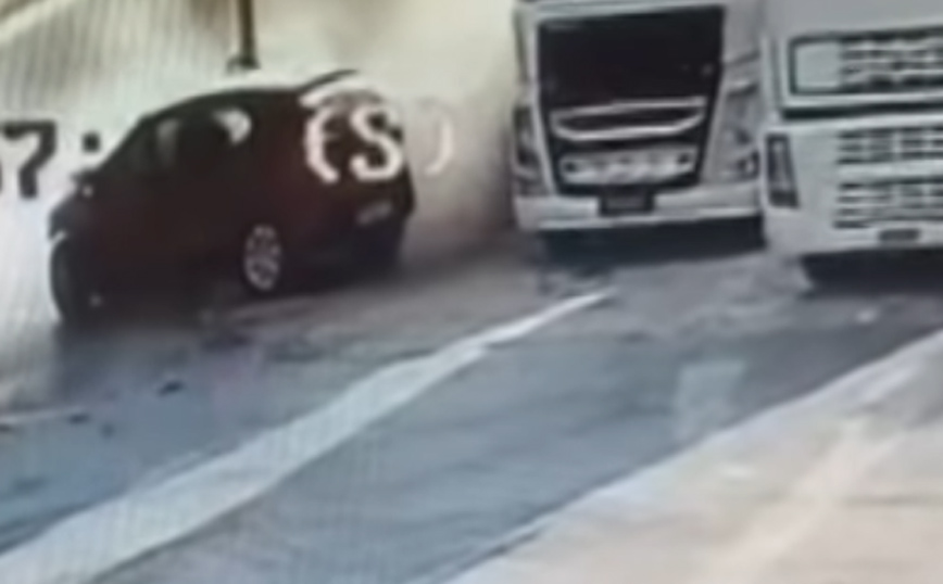 Σοκαριστικό τροχαίο στην Πάτρα: Η στιγμή της σφοδρής μετωπικής, στον αέρα τα οχήματα