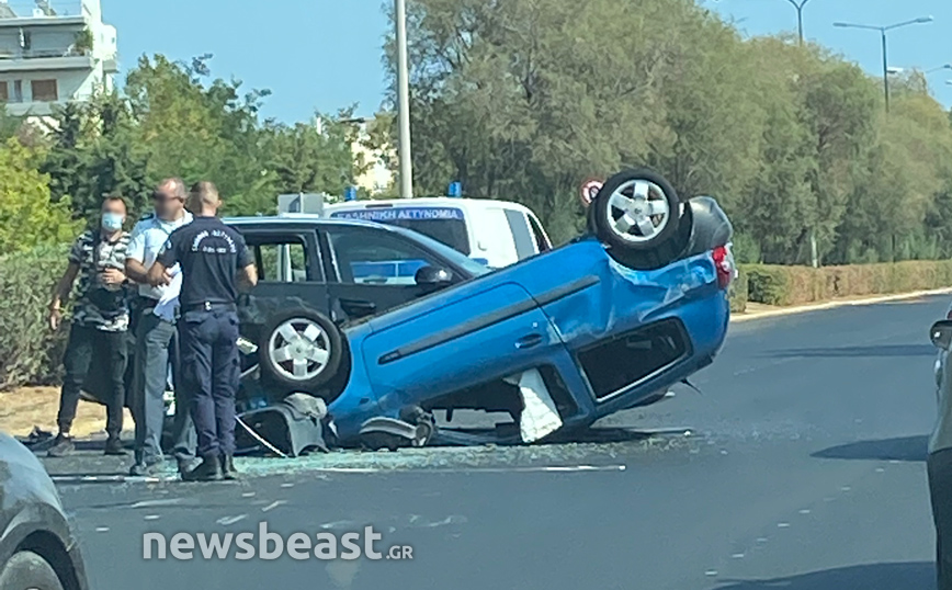 Εικόνες από τροχαίο στη λεωφόρο Ποσειδώνος &#8211; Αναποδογύρισε το ένα αυτοκίνητο