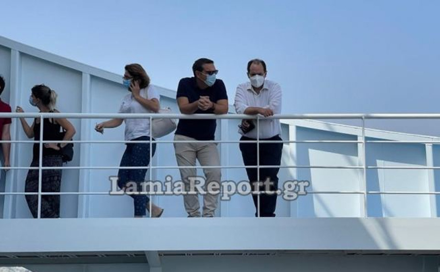Με ferry boat στη φωτιά της Εύβοιας ο Αλέξης Τσίπρας