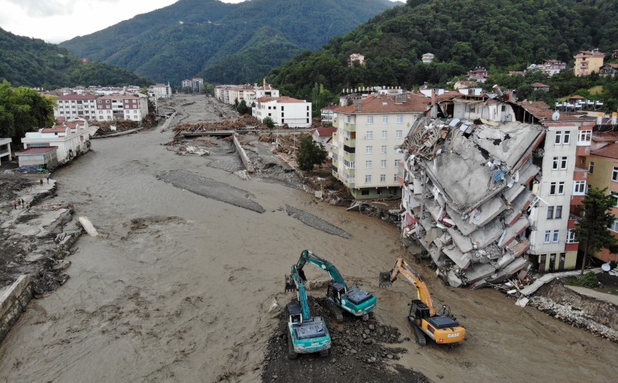 Τουρκία: Στους 31 οι νεκροί από τις πλημμύρες &#8211; Κατέρρευσε 8ώροφο κτίριο, παρασύρθηκαν αυτοκίνητα