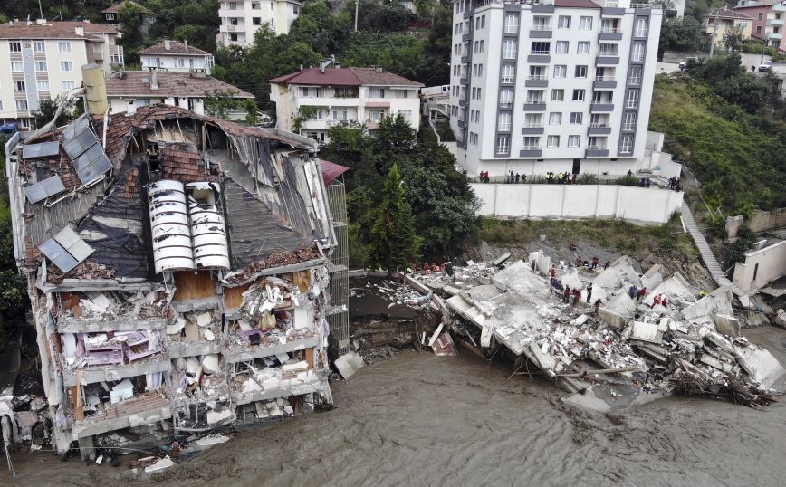Εικόνες αποκάλυψης στην Τουρκία: 40 νεκροί από τις πλημμύρες, κατέρρευσαν πολλά κτήρια