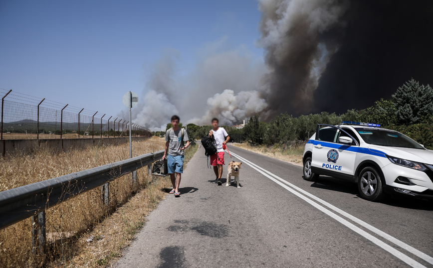 Φωτιά στη Βαρυμπόμπη: Έκλεισε πάλι η εθνική οδός Αθηνών &#8211; Λαμίας