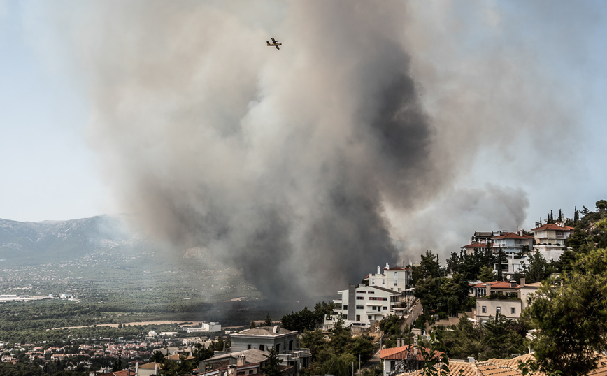 Οι καπνοί από τη φωτιά στη Βαρυμπόμπη έριξαν 2,5 βαθμούς τη θερμοκρασία