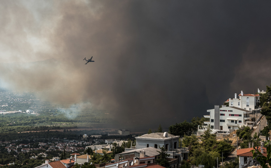 Φωτιά στην Βαρυμπόμπη: Εκκενώθηκε παιδική κατασκήνωση