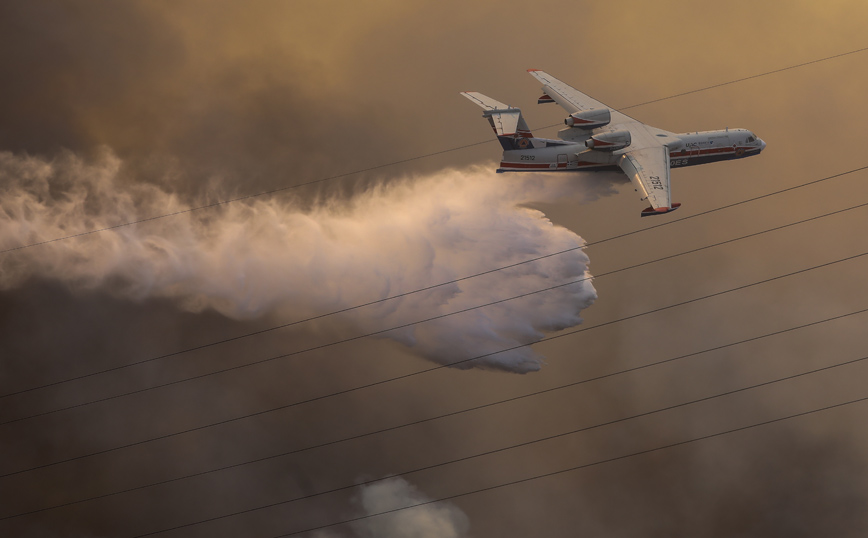 Φωτιά στη Βαρυμπόμπη: Εικόνες από τα αεροπλάνα και τα ελικόπτερα που δίνουν μάχη με τις φλόγες