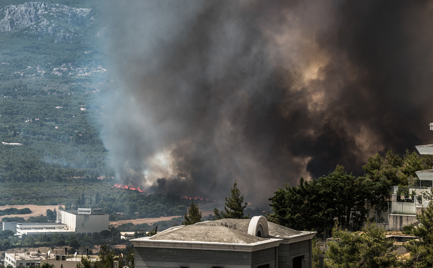 Φωτιά στη Βαρυμπόμπη: Εκκενώνεται ο οικισμός Αδάμες &#8211; «Οι φλόγες έχουν μπει μέσα στα σπίτια»