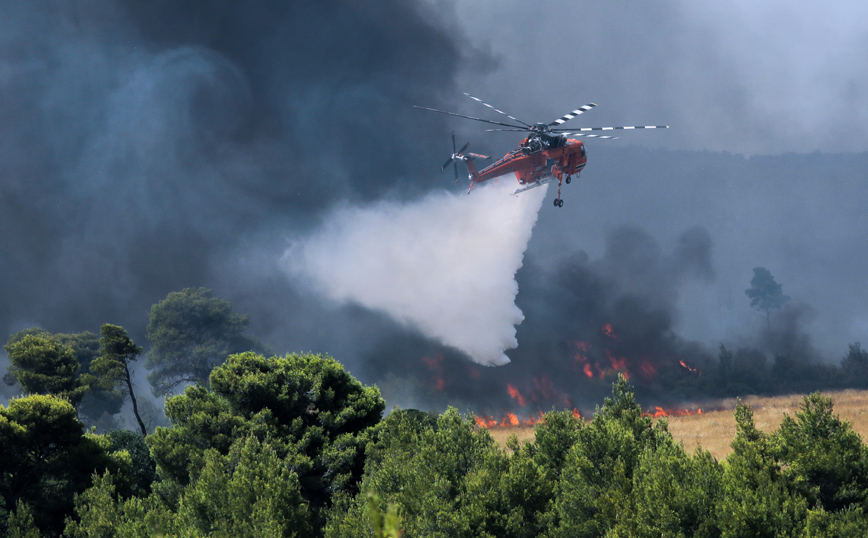 Φωτιά στη Βαρυμπόμπη: Καίγονται σπίτια &#8211; «Υπάρχουν εγκλωβισμένοι»
