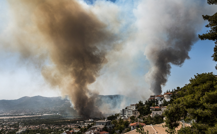 Δείτε live από την κόλαση φωτιάς στη Βαρυμπόμπη