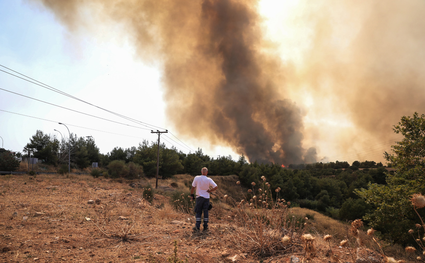 Φωτιά στη Βαρυμπόμπη: Ο ΑΔΜΗΕ διαψεύδει ότι η πυρκαγιά ξεκίνησε από εγκαταστάσεις του Διαχειριστή