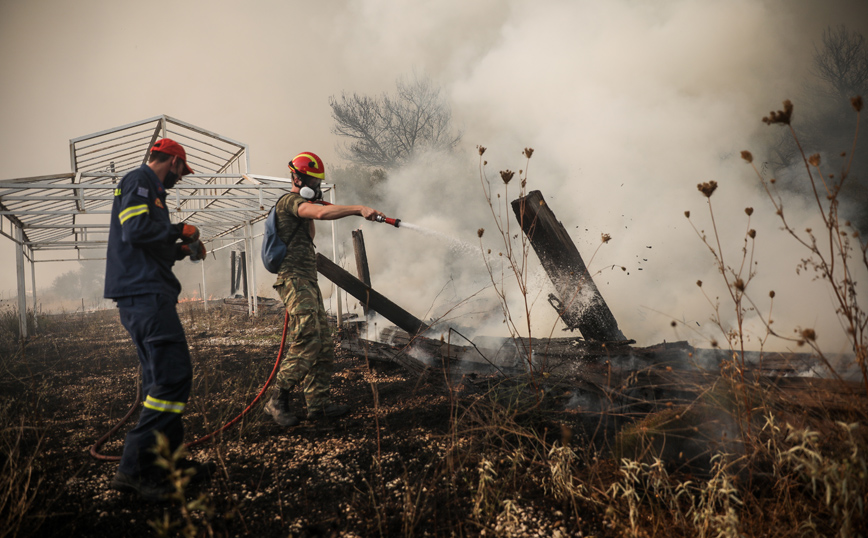 Φωτιά στη Βαρυμπόμπη: Εγκλωβισμένοι πολίτες και αστυνομικοί