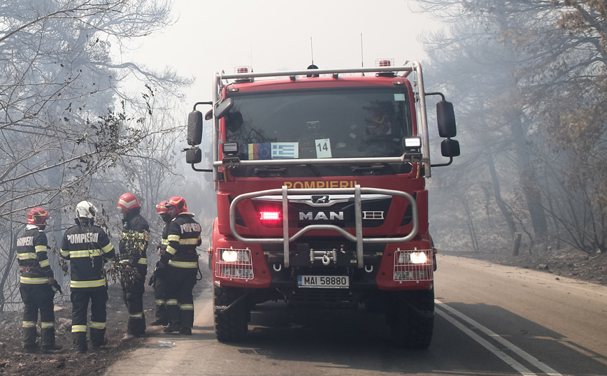 Φωτιά στα Βίλια: Ποιοι δρόμοι είναι κλειστοί