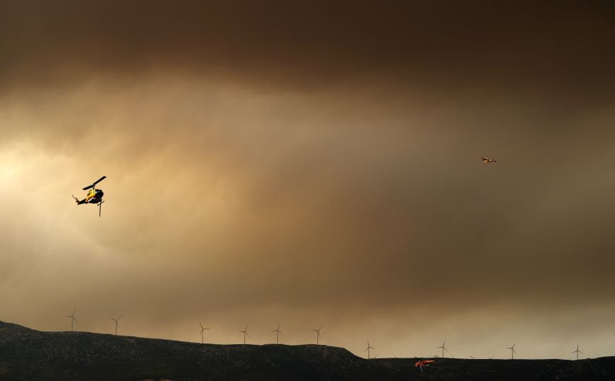 Φωτιά στα Βίλια: Δύσκολη η κατάσταση στο πύρινο μέτωπο &#8211; Ενίσχυση των ανέμων περιμένουν οι πυροσβέστες &#8211; Εκκενώθηκαν οικισμοί