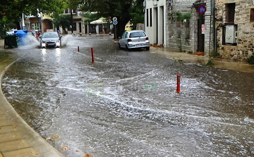 Κακοκαιρία στα Ιωάννινα: Δρόμοι ποτάμια από τη βροχόπτωση, έπεσαν δέντρα