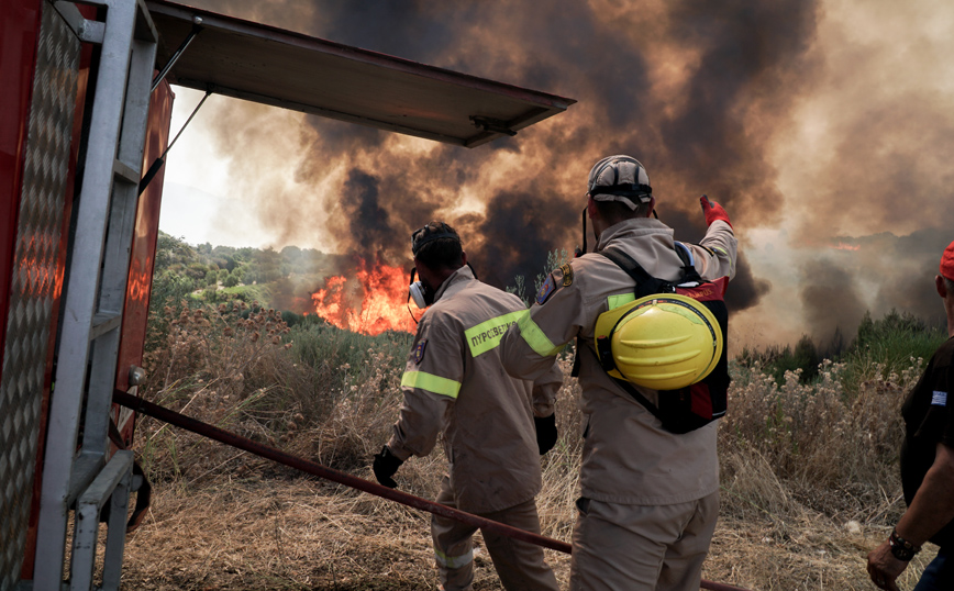 Φωτιά στην Ηλεία: Ισχυρές πυροσβεστικές δυνάμεις επιχειρούν στις περιοχές Αχλαδινή και Δούκας