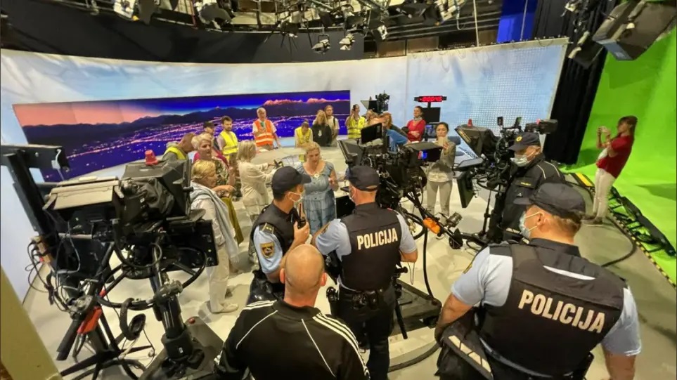 Σλοβενία: Αρνητές του κορονοϊού εισέβαλαν στο στούντιο της δημόσιας τηλεόρασης