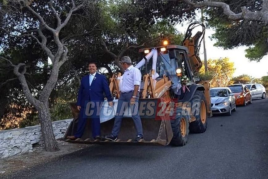 Σύρος: Το νυφικό αμάξι ήταν… μπουλντόζα – Η έκπληξη της νύφης