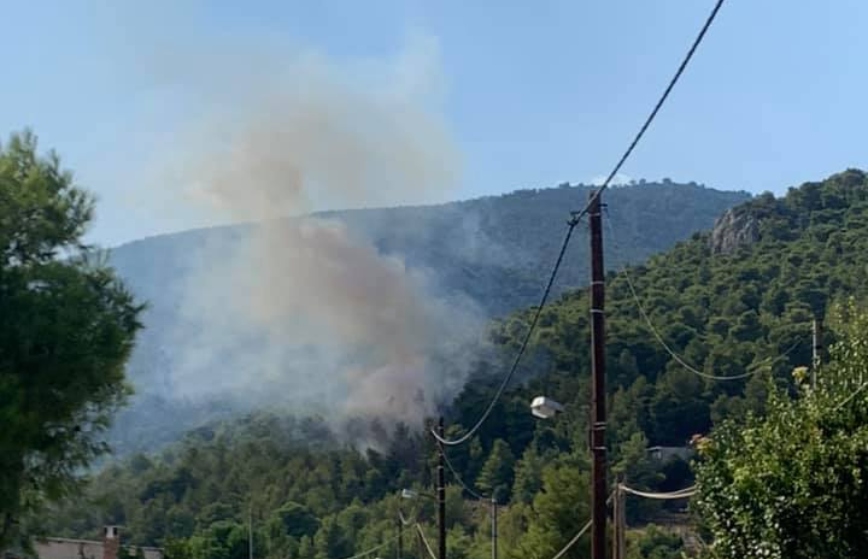 Φωτιά τώρα στην Πάρνηθα &#8211; Σηκώθηκαν αεροπλάνα και ελικόπτερα για την κατάσβεση