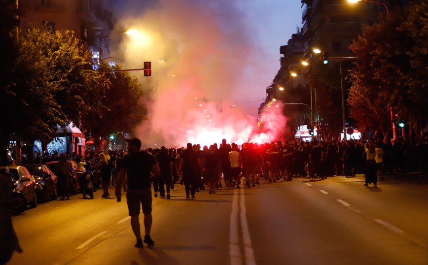 Θεσσαλονίκη: Επεισόδια μεταξύ οπαδών του ΠΑΟΚ και αστυνομίας – Χημικά και κροτίδες
