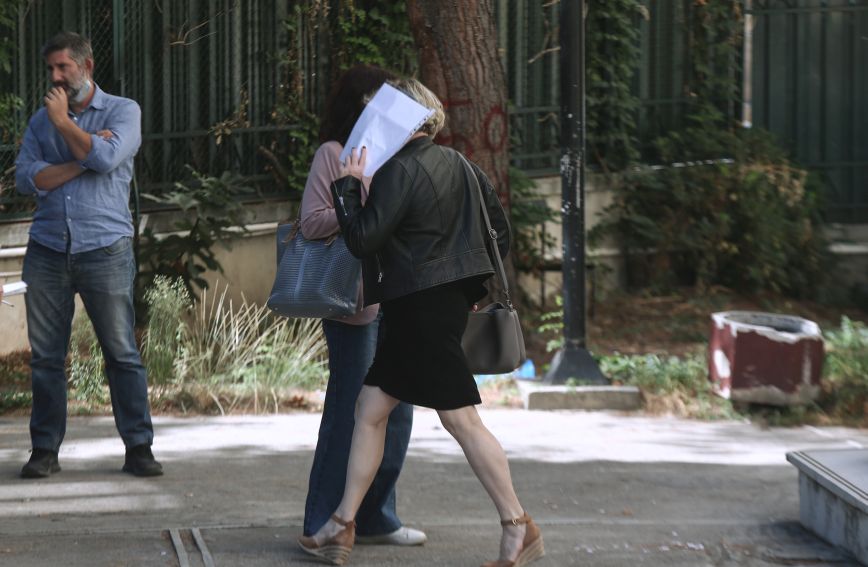 Μαϊμού εμβολιασμοί – ΙΚΑ Αλεξάνδρας: Αναβλήθηκε η δίκη – Λόγους υγείας επικαλέστηκε η 75χρονη πλαστική χειρουργός
