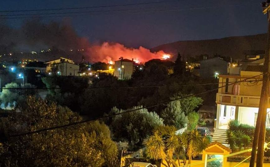 Φωτιά στη Νέα Μάκρη: Χωρίς ενιαίο μέτωπο, πλέον, η πυρκαγιά