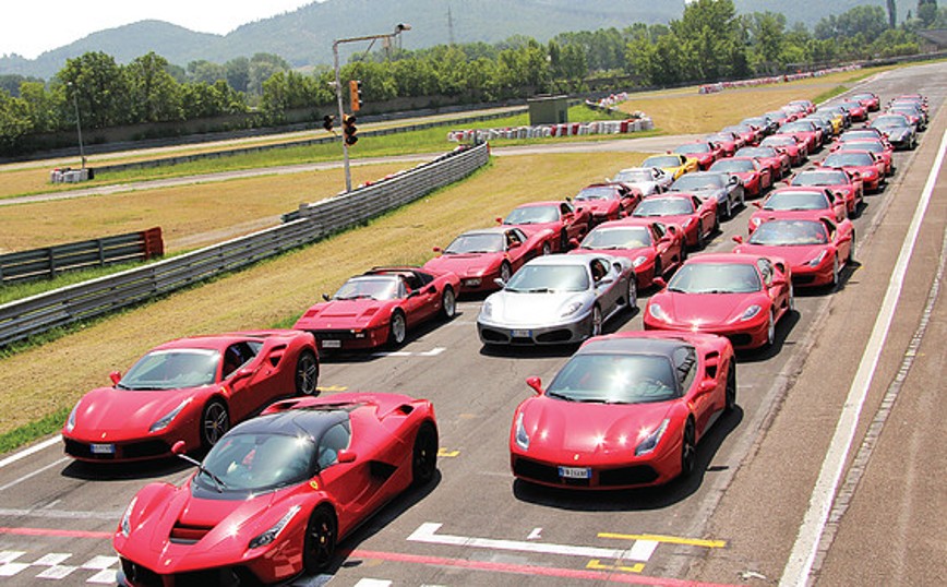 Road show με τριάντα Ferrari στον Πειραιά