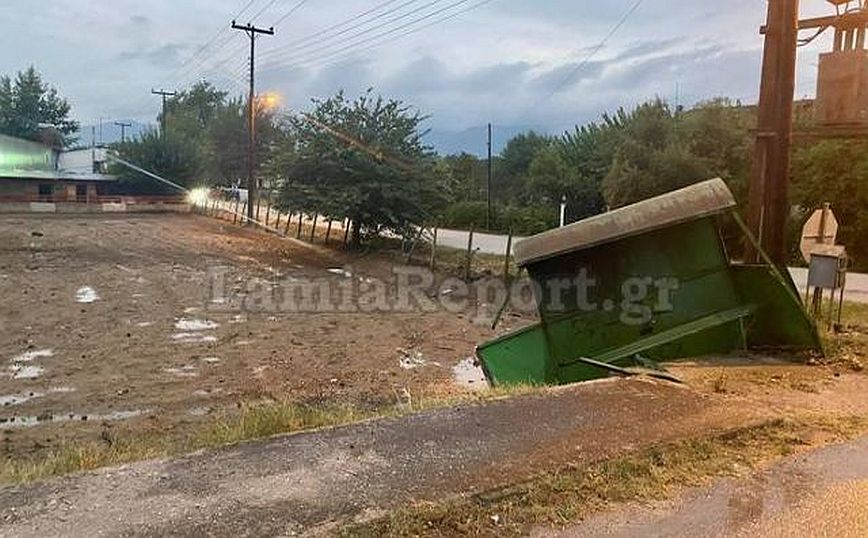 Τρακτέρ έπεσε σε στάση λεωφορείου &#8211; Αιτία ένα αδιάβροχο μπουφάν