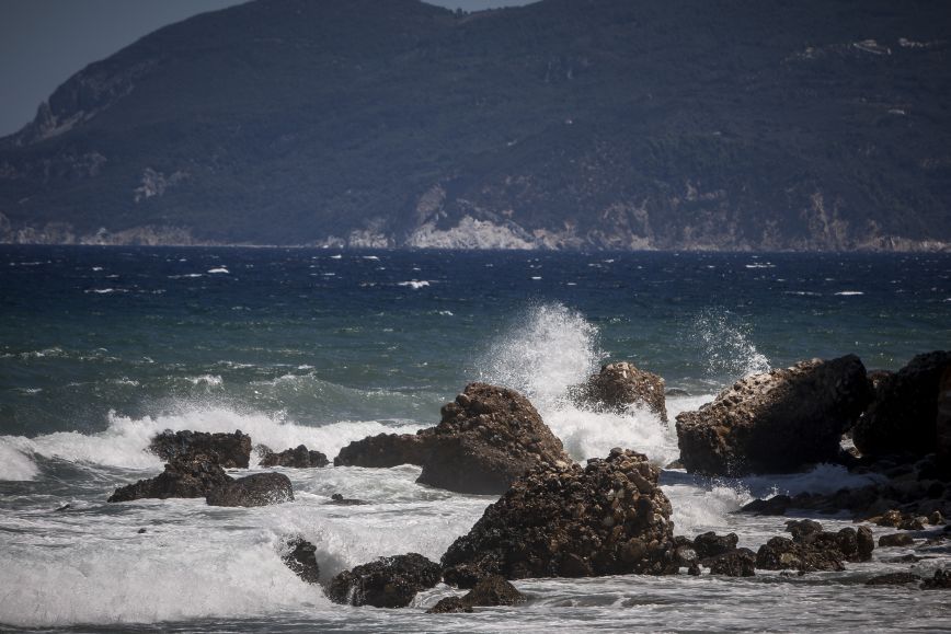 Ο καιρός μέχρι τον Δεκαπενταύγουστο: Ισχυρά μελτέμια έως 7 μποφόρ και κανονικές θερμοκρασίες