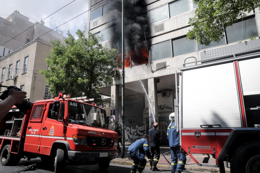 Υπό έλεγχο η φωτιά σε κτίριο γραφείων στην Αθήνα -Απεγκλωβίστηκαν τρεις εργαζόμενοι