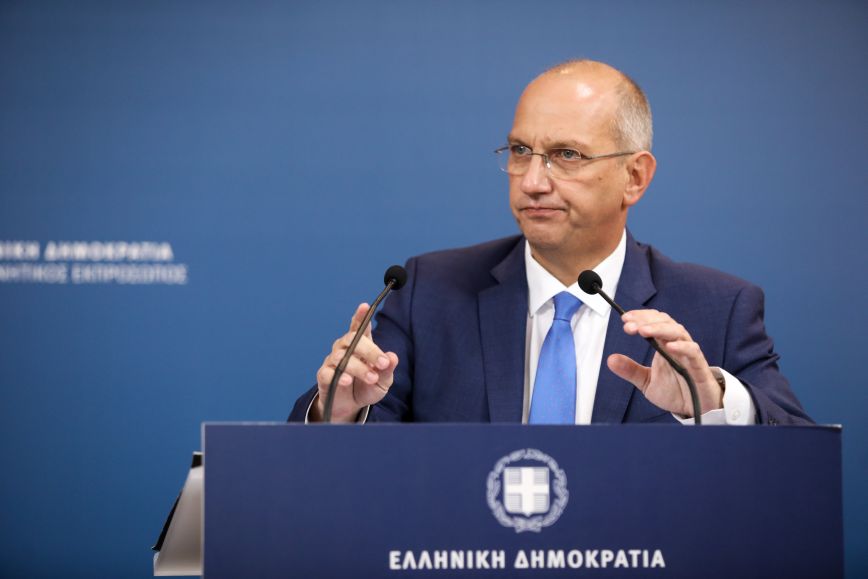 Οικονόμου: «Φρένο» στα σενάρια lockdown – Επίταξη ιδιωτών γιατρών αν δεν ανταποκριθούν