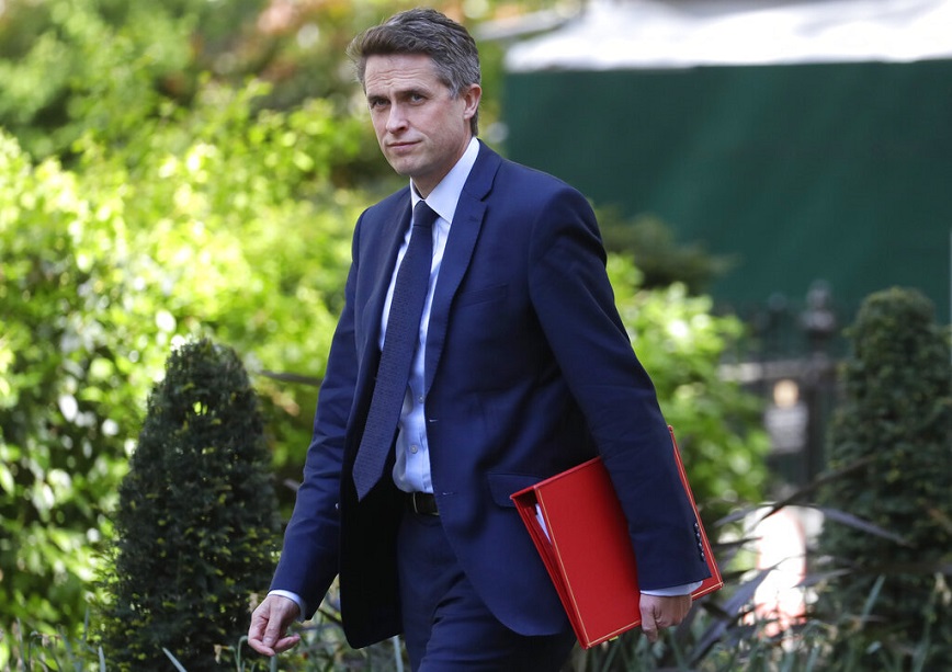 Βρετανία: Σάλος με την γκάφα του υπουργού Παιδείας – Μπέρδεψε δύο μαύρους αθλητές