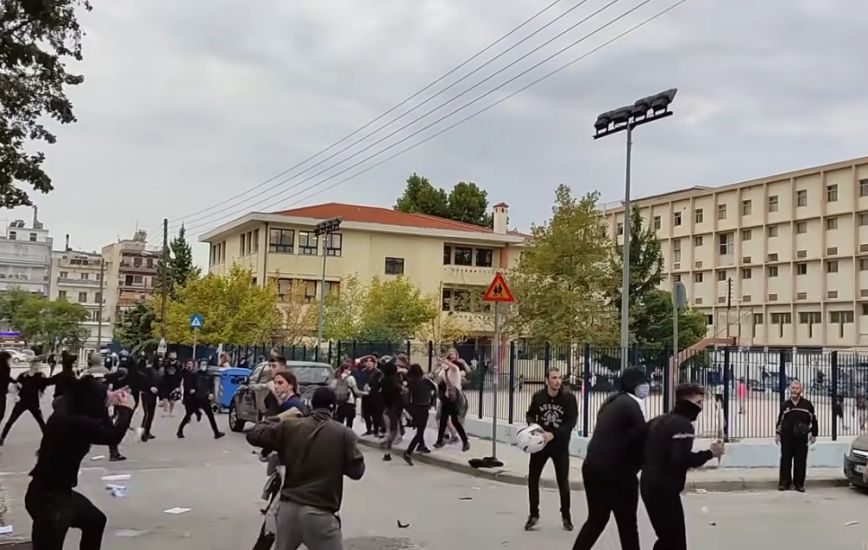 Επεισόδια στη Σταυρούπολη: Η αστυνομία ερευνά αν οι κρανοφόροι ήταν μαθητές – Για ακροδεξιούς κάνουν λόγο οι φοιτητές
