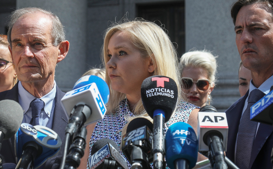 Η Βιρτζίνια Ρόμπερτς Τζιούφρε κάνει δηλώσεις σε δημοσιογράφους