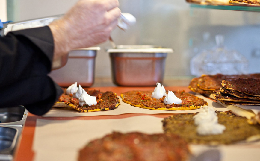 Street food απολαύσεις στο κέντρο της Αθήνας που ταξιδεύουν στις κουζίνες του κόσμου