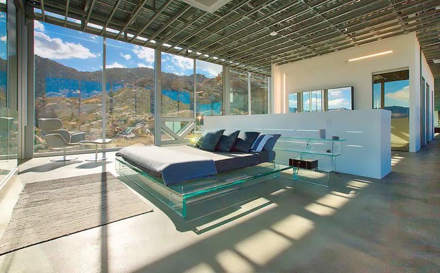 Το αόρατο σπίτι στην έρημο Το αόρατο σπίτι στην έρημο