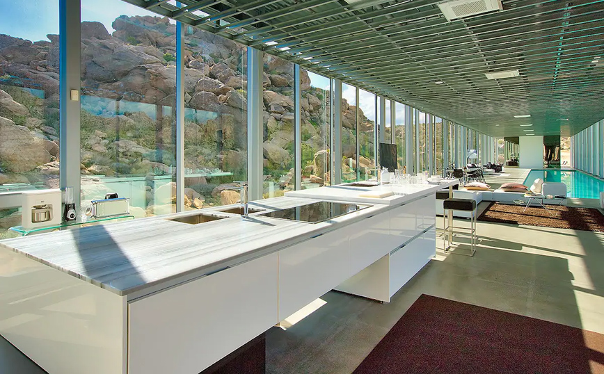 Το αόρατο σπίτι στην έρημο Το αόρατο σπίτι στην έρημο