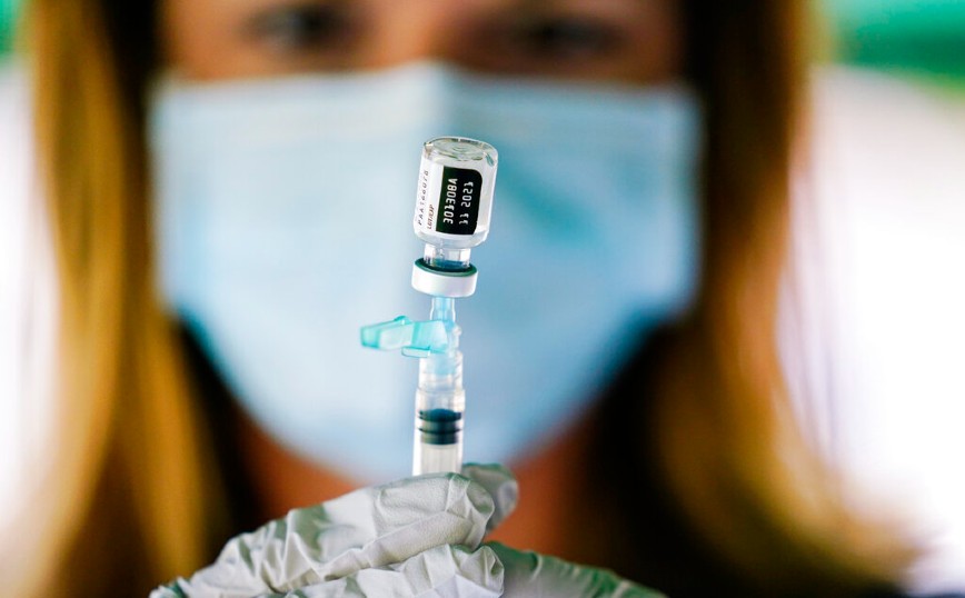 Εμβόλια κορονοϊού: Γιατροί ισχυρίζονται ότι ίσως ανακαλύφθηκε μία νέα, επίπονη και σπάνια παρενέργεια