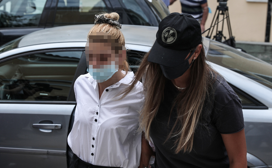 Έλενα Πολυχρονοπούλου: Στον Κορυδαλλό μαζί με τον σύντροφό της για τα 7,8 κιλά κοκαΐνης &#8211; «Την έμπλεξαν την κόρη μου»