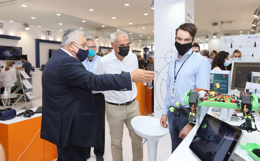 Ο μαθητής κατά την παρουσίαση του ρομπότ Ο μαθητής κατά την παρουσίαση του ρομπότ