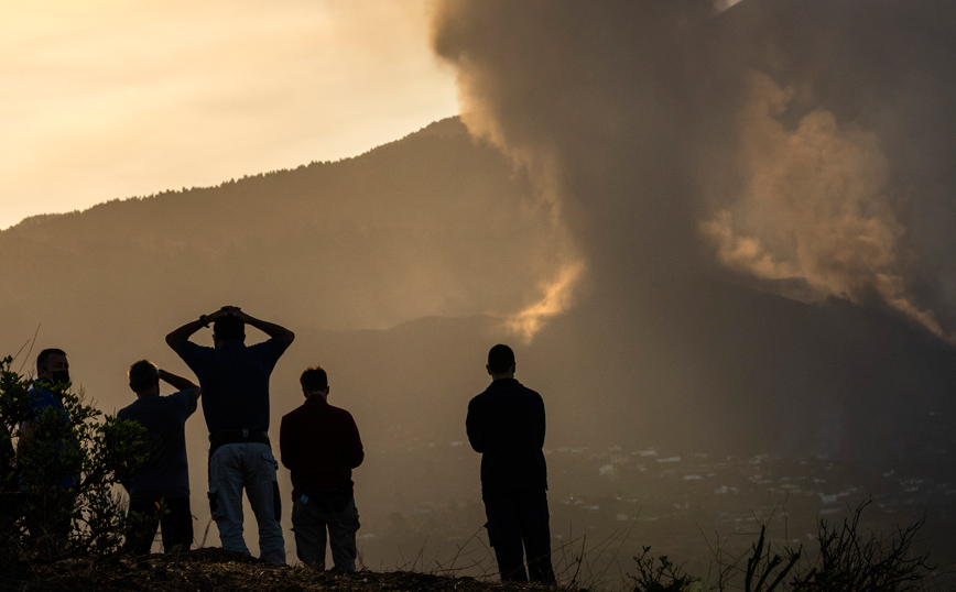 Λα Πάλμα: Εικόνες που κόβουν την ανάσα με καπνούς και στάχτες από το ηφαίστειο &#8211; Εκκενώνονται άλλες τρεις πόλεις